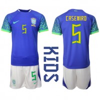 Camiseta Brasil Casemiro #5 Segunda Equipación Replica Mundial 2022 para niños mangas cortas (+ Pantalones cortos)